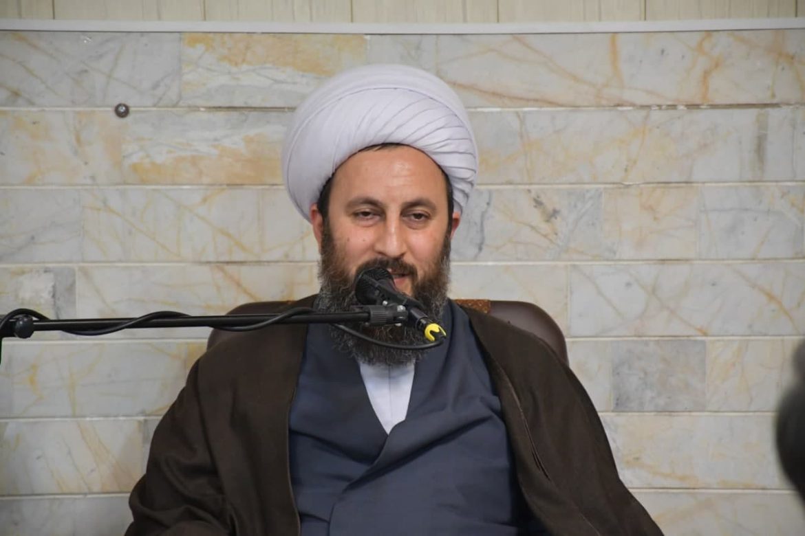 نشست صمیمی رئیس و جمعی از داوطلبین جمعیت هلال احمر شهرستان خوی با امام جمعه شهرستان خوی بمناسبت هفته هلال احمر