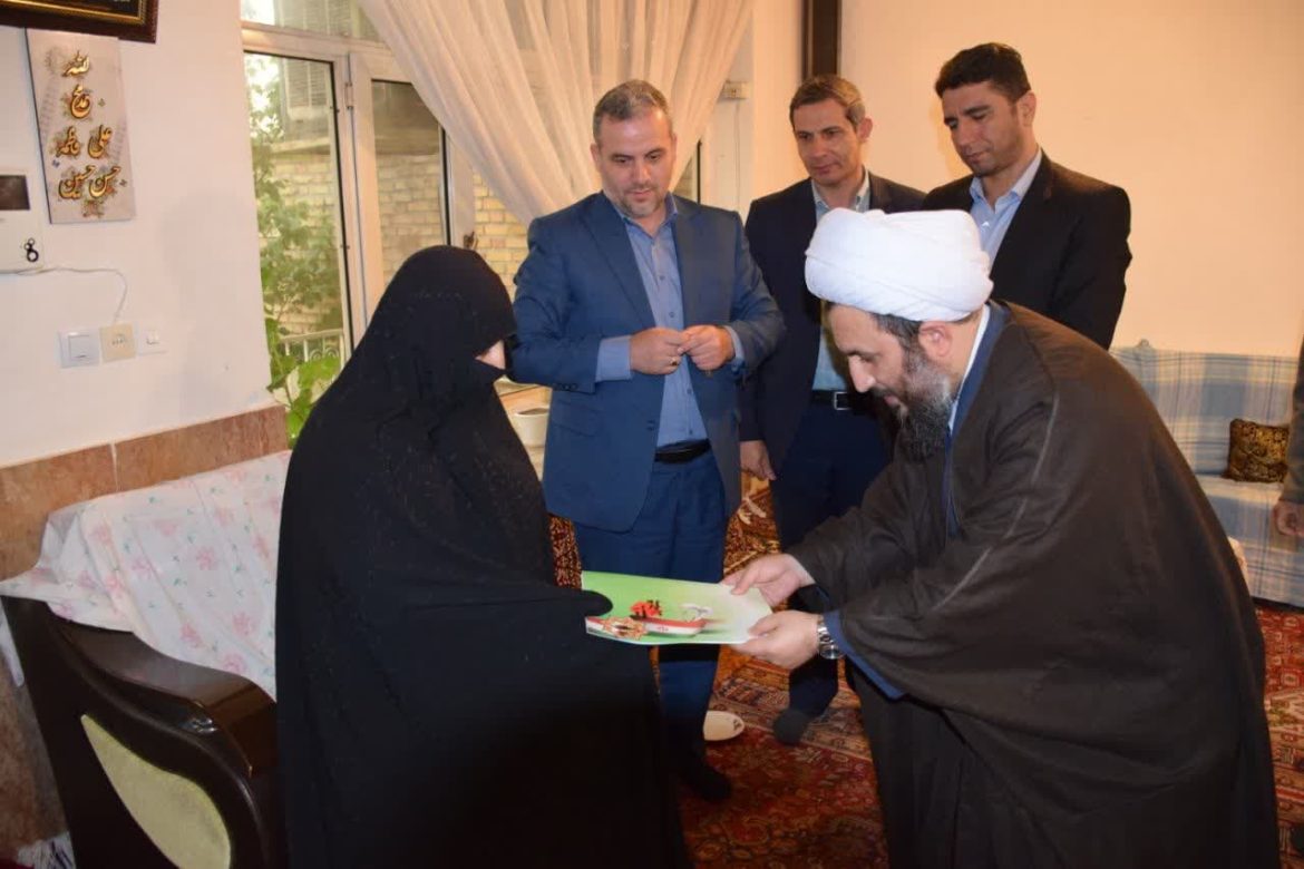دیدار امام جمعه شهرستان خوی با خانواده معظم سردار شهید پاسدار علی حاجی حسینلو