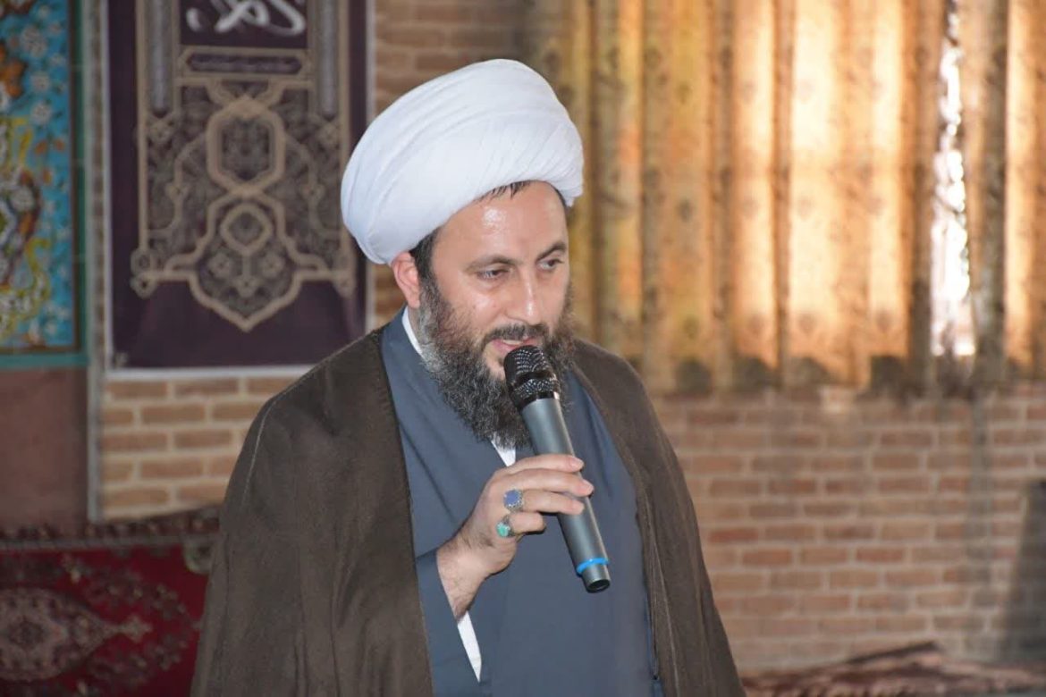 سخنرانی و اقامه نماز جماعت ظهر وعصر در جمع دانش آموزان مدرسه شهید آرمان علی وردی در مسجد امام خمینی (ره)