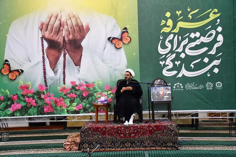 حضور امام جمعه شهرستان خوی در مراسم دعای پرفیض عرفه در مصلی امام خمینی(ره)
