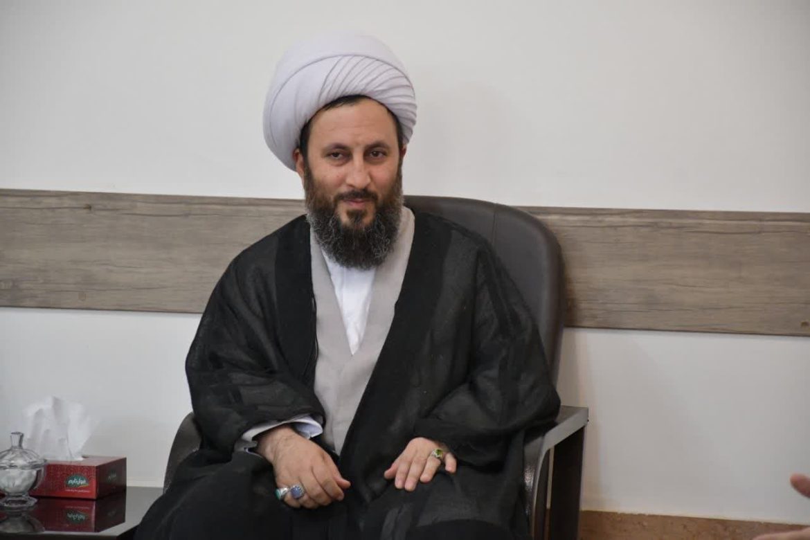 دیدار رئیس و جمعی از کارکنان دانشکده فنی مهندسی خوی با امام جمعه شهرستان خوی