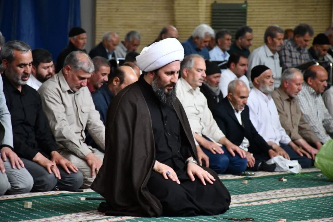 اقامه نماز جماعت ظهر وعصر به امامت امام جمعه شهرستان خوی در روز عید غدیر در محل مصلی امام خمینی (ره)