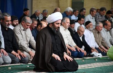 اقامه نماز جماعت ظهر وعصر به امامت امام جمعه شهرستان خوی در روز عید غدیر در محل مصلی امام خمینی (ره)