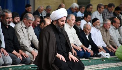 اقامه نماز جماعت ظهر وعصر به امامت امام جمعه شهرستان خوی در روز عید غدیر در محل مصلی امام خمینی (ره)