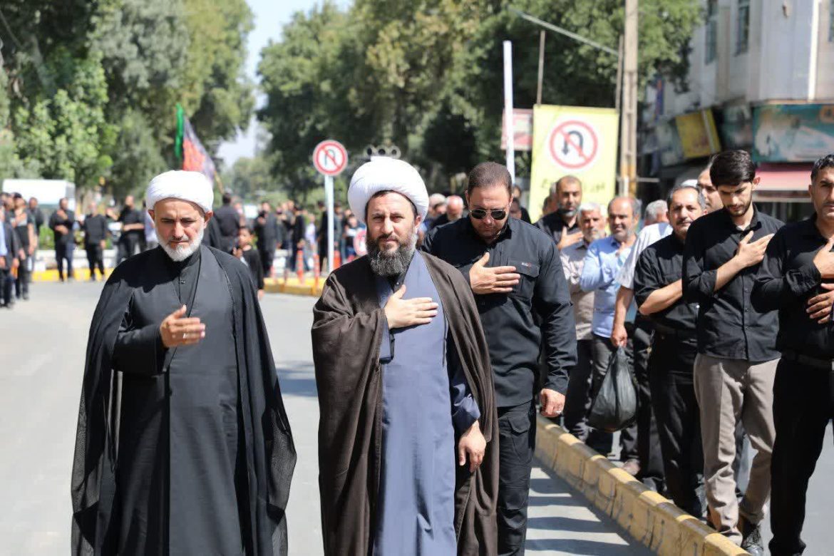 حضور امام جمعه شهرستان خوی در دسته عزاداری خیابانی شهادت حضرت امام رضا (ع)