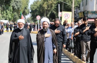 حضور امام جمعه شهرستان خوی در دسته عزاداری خیابانی شهادت حضرت امام رضا (ع)