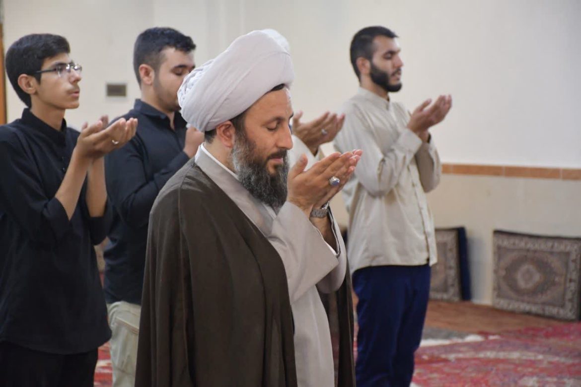 اقامه نمازجماعت مغرب و عشاء به امامت امام جمعه شهرستان خوی در حوزه علمیه امام خمینی (ره)