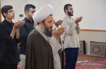 اقامه نمازجماعت مغرب و عشاء به امامت امام جمعه شهرستان خوی در حوزه علمیه امام خمینی (ره)