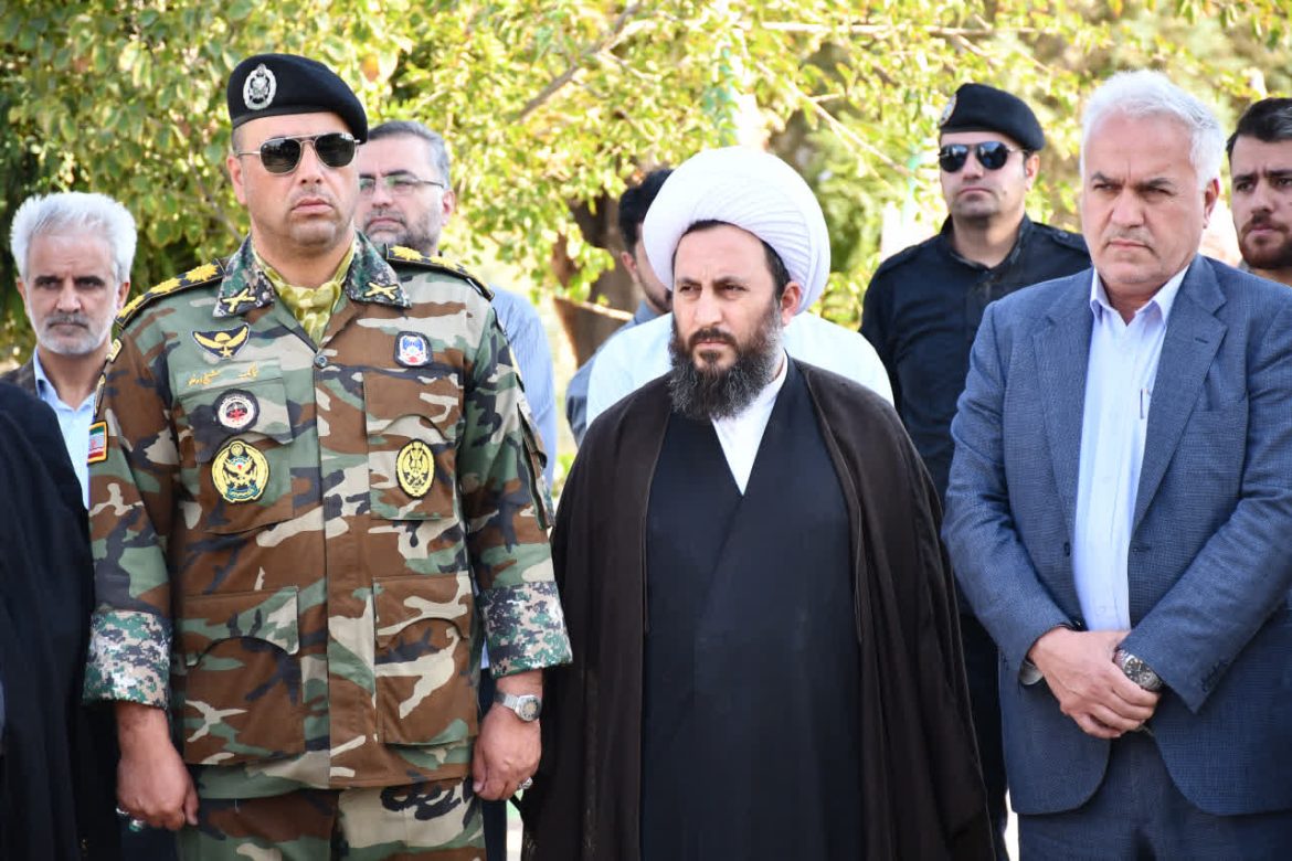حضور امام جمعه شهرستان خوی در مراسم غبارروبی وعطرافشانی گلزار مطهر شهدای خوی بمناسبت هفته دولت