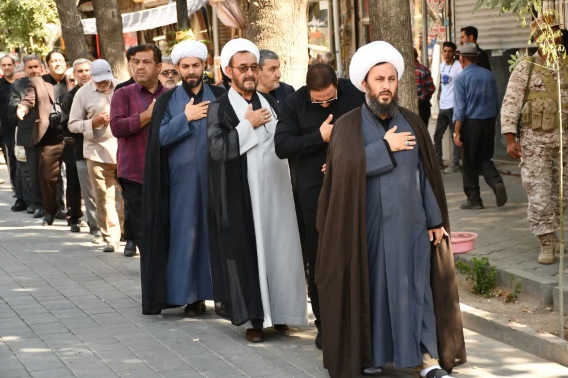 حضور امام جمعه شهرستان خوی در دسته عزاداری خیابانی سالروز شهادت امام حسن عسکری (علیه‌السّلام)