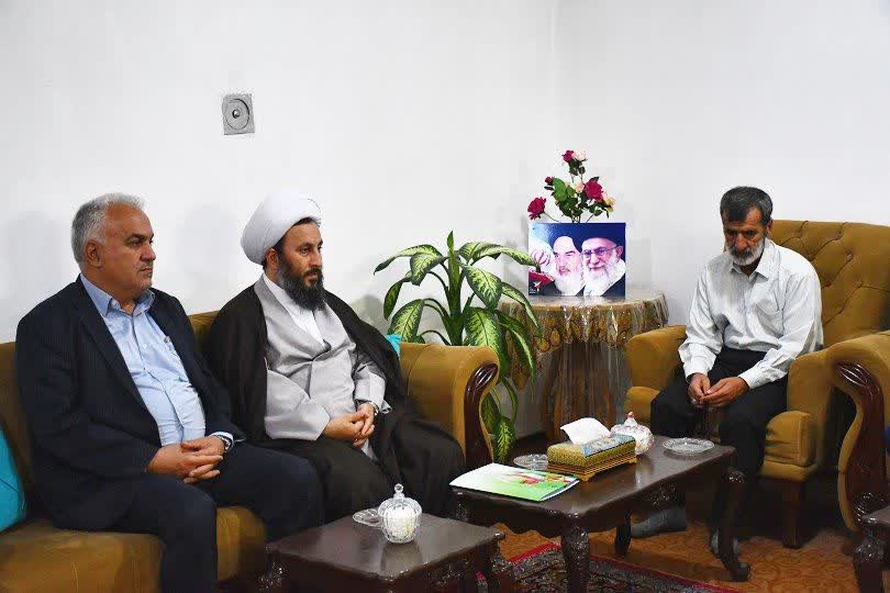 دیدار امام جمعه شهرستان خوی با جانباز سرافراز بسیجی کاظم فاروقی