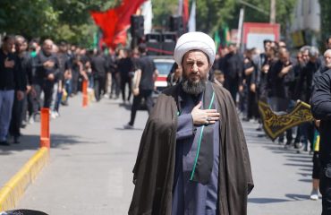 حضور امام جمعه شهرستان خوی در روز تاسوعای حسینی محرم الحرام ۱۴۴۷ در دسته های عزاداری خیابانی