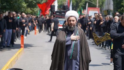 حضور امام جمعه شهرستان خوی در روز تاسوعای حسینی محرم الحرام ۱۴۴۷ در دسته های عزاداری خیابانی