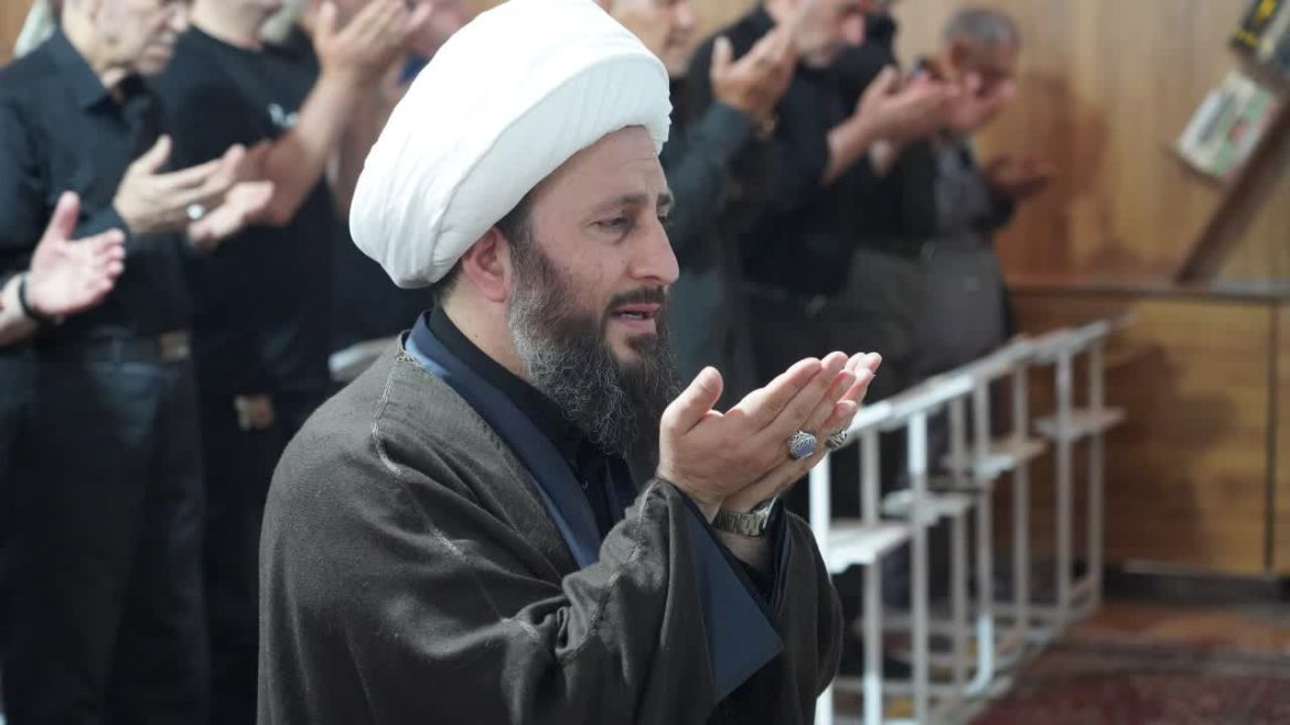 اقامه نماز ظهر تاسوعا به امامت امام جمعه شهرستان خوی در مسجد سیدالشهدا(ع)