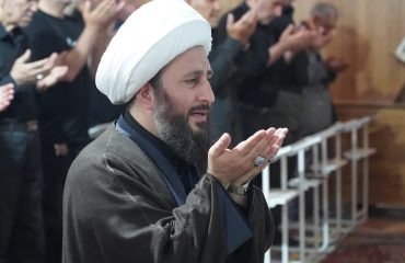 اقامه نماز ظهر تاسوعا به امامت امام جمعه شهرستان خوی در مسجد سیدالشهدا(ع)