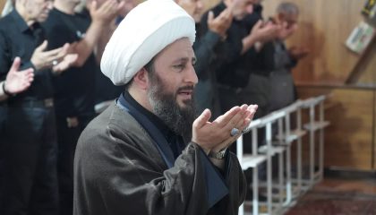 اقامه نماز ظهر تاسوعا به امامت امام جمعه شهرستان خوی در مسجد سیدالشهدا(ع)
