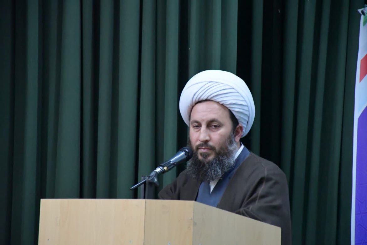 حضور و سخنرانی امام جمعه شهرستان خوی در همایش تجلیل از دانش آموزان ممتاز شاهد و ایثارگران شهرستان خوی
