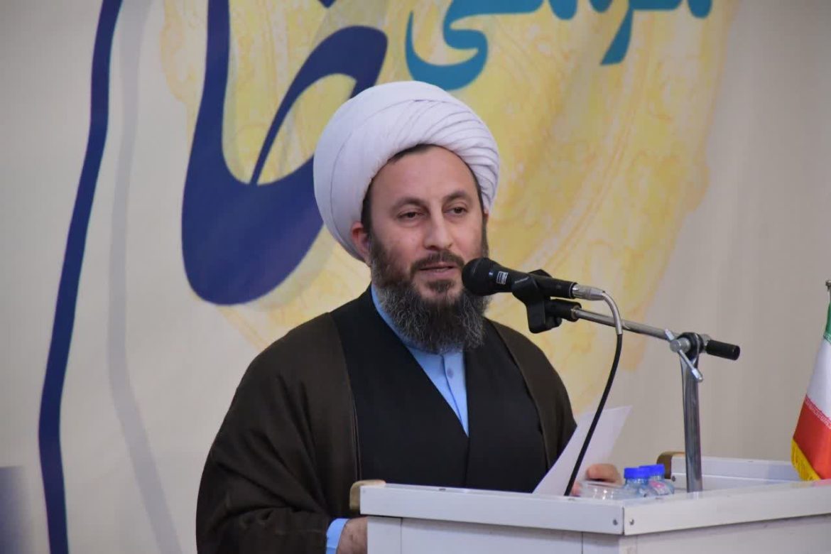 حضور امام جمعه شهرستان خوی در مراسم غبارروبی وعطرافشانی گلزار مطهر شهدای خوی بمناسبت هفته نیروی انتظامی 🔹این مراسم با حضور حجت‌ الاسلام‌ والمسلمین قاسم خانی امام جمعه شهرستان خوی، معاون فرمانداری خوی و جمعی از فرماندهان نظامی و روسای ادارات با حضور در گلزار مطهر شهدای خوی ضمن غبارروبی و گلباران مزار مطهر شهدا و قرائت فاتحه، با آرمان‌های انقلاب اسلامی و شهدای گرانقدر بمناسبت هفته نیروی انتظامی، تجدید میثاق کردند.