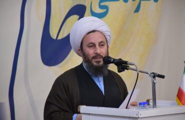 حضور امام جمعه شهرستان خوی در مراسم غبارروبی وعطرافشانی گلزار مطهر شهدای خوی بمناسبت هفته نیروی انتظامی 🔹این مراسم با حضور حجت‌ الاسلام‌ والمسلمین قاسم خانی امام جمعه شهرستان خوی، معاون فرمانداری خوی و جمعی از فرماندهان نظامی و روسای ادارات با حضور در گلزار مطهر شهدای خوی ضمن غبارروبی و گلباران مزار مطهر شهدا و قرائت فاتحه، با آرمان‌های انقلاب اسلامی و شهدای گرانقدر بمناسبت هفته نیروی انتظامی، تجدید میثاق کردند.