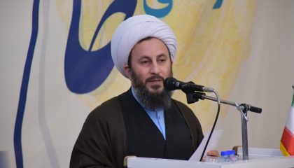 حضور امام جمعه شهرستان خوی در مراسم غبارروبی وعطرافشانی گلزار مطهر شهدای خوی بمناسبت هفته نیروی انتظامی 🔹این مراسم با حضور حجت‌ الاسلام‌ والمسلمین قاسم خانی امام جمعه شهرستان خوی، معاون فرمانداری خوی و جمعی از فرماندهان نظامی و روسای ادارات با حضور در گلزار مطهر شهدای خوی ضمن غبارروبی و گلباران مزار مطهر شهدا و قرائت فاتحه، با آرمان‌های انقلاب اسلامی و شهدای گرانقدر بمناسبت هفته نیروی انتظامی، تجدید میثاق کردند.