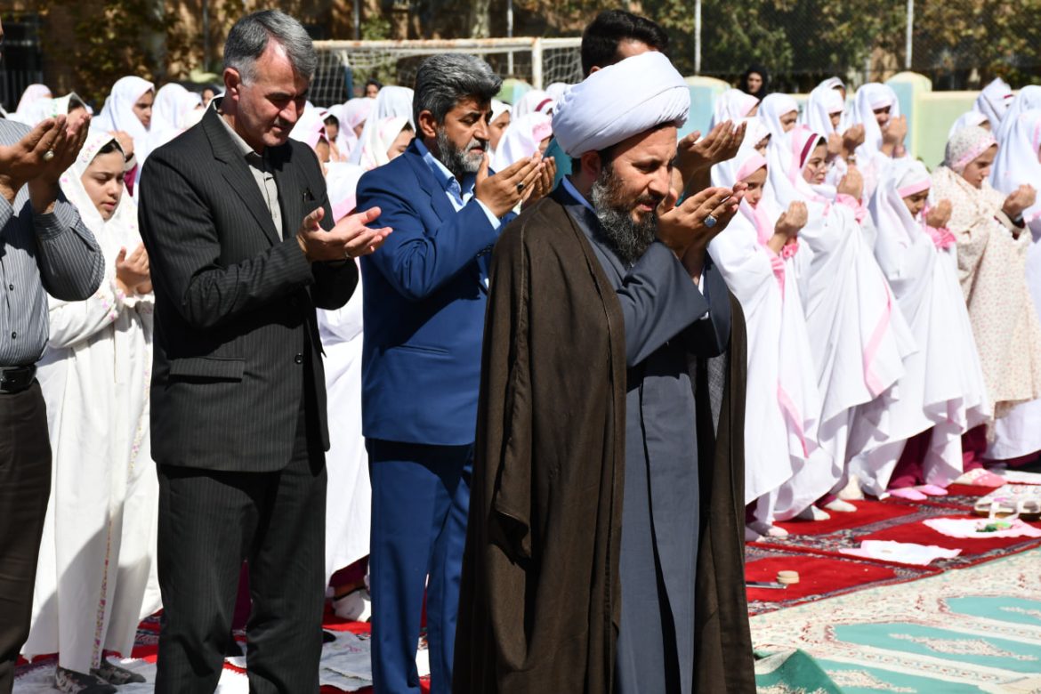 اقامه نماز جماعت ظهر وعصر به امامت امام جمعه شهرستان خوی در جمع دانش آموزان مدرسه ولایت فقیه