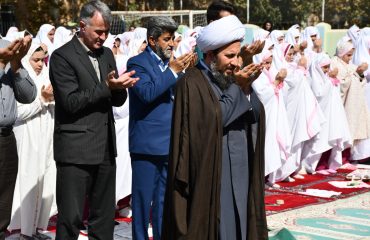 اقامه نماز جماعت ظهر وعصر به امامت امام جمعه شهرستان خوی در جمع دانش آموزان مدرسه ولایت فقیه