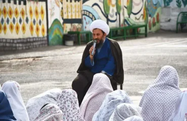 سخنرانی و اقامه نماز جماعت ظهر وعصر به امامت امام جمعه شهرستان خوی در جمع دانش آموزان مدرسه ماندگار خسروی