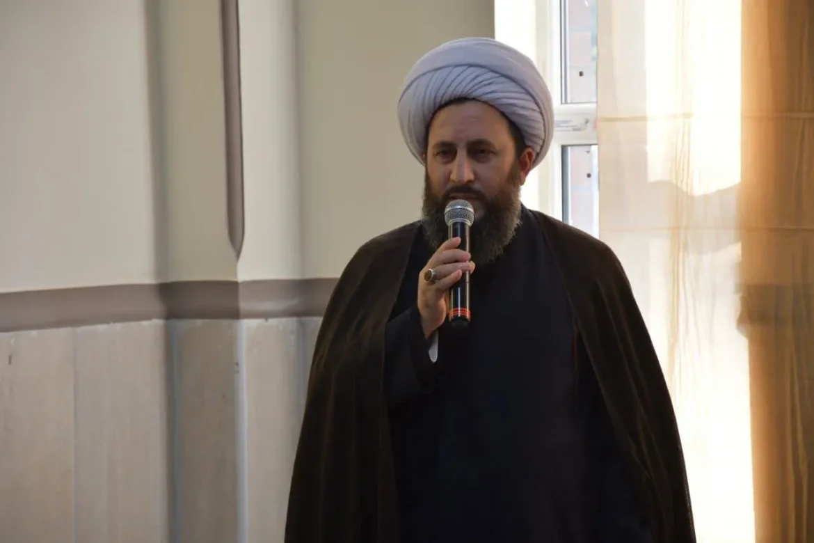سخنرانی و اقامه نماز جماعت ظهر وعصر به امامت امام جمعه شهرستان خوی در جمع دانش آموزان دبیرستان امیرکبیر