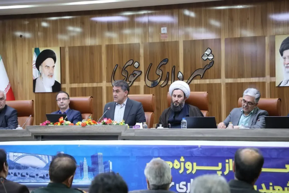 حضور امام جمعه شهرستان خوی در آئین رونمایی از پروژه های هوشمند سازی شهرداری خوی