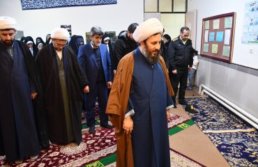 اقامه نماز جماعت ظهر وعصر به امامت امام جمعه شهرستان خوی در دبیرستان ام البنین (س) شهر زرآباد بخش صفائیه